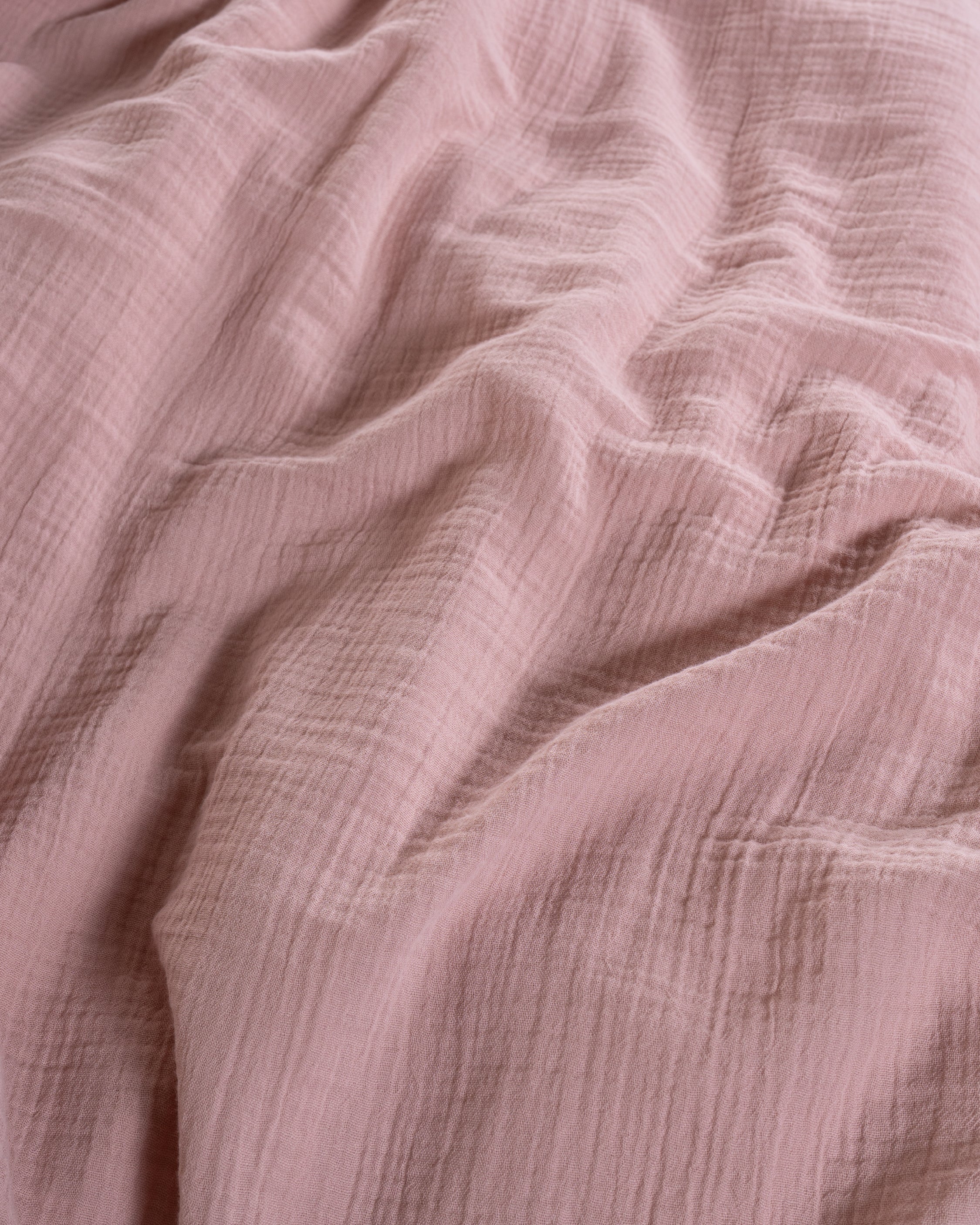 Macro close-up of 100% natural cotton muslin gauze fabric texture in the Esse duvet cover set – Limasso London