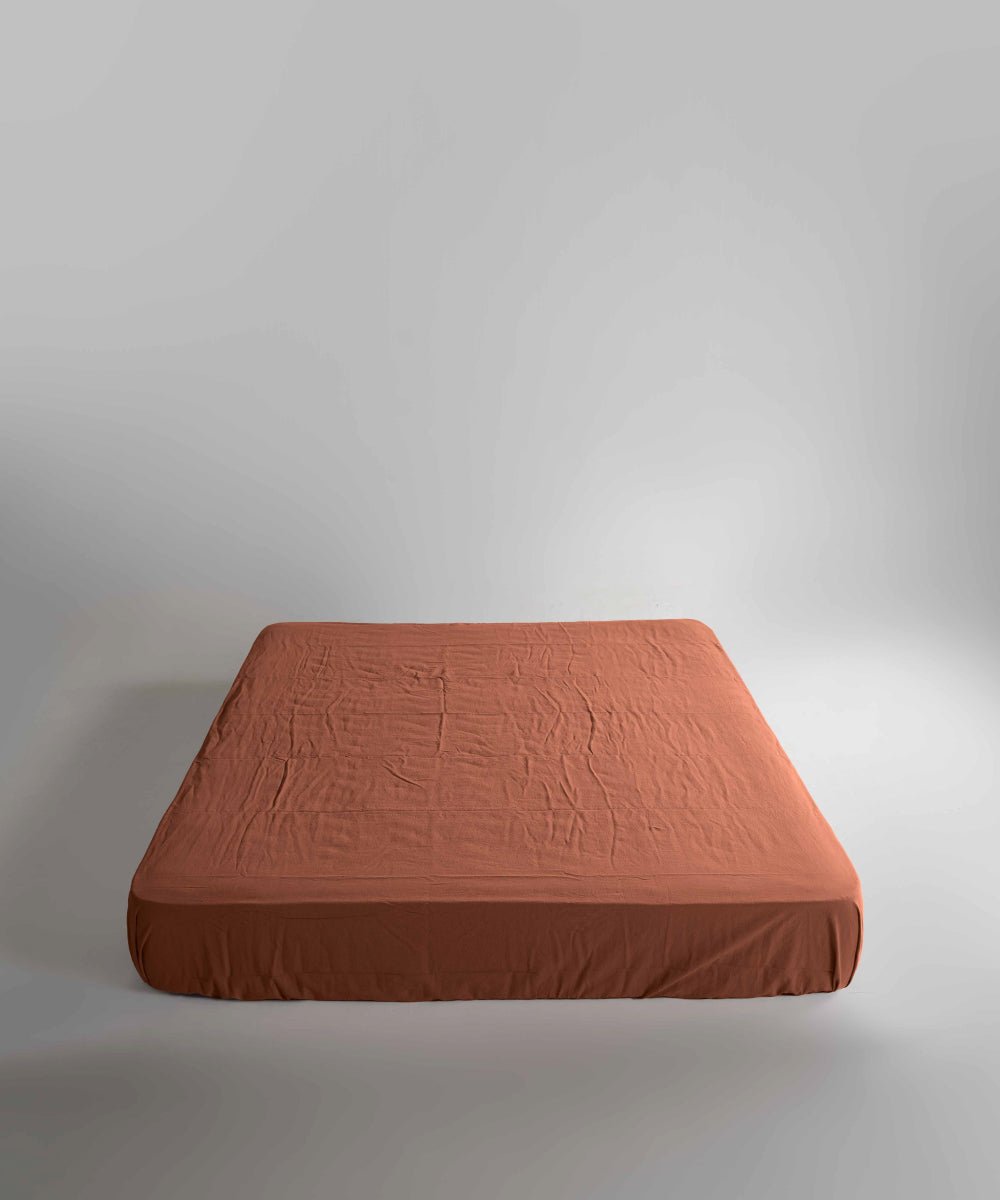 Warm Cinnamon Stick fitted sheet made from 100% stonewashed cotton. Soft-touch, breathable fabric with elasticated corners, ideal for modern UK bedrooms and deeper mattresses.