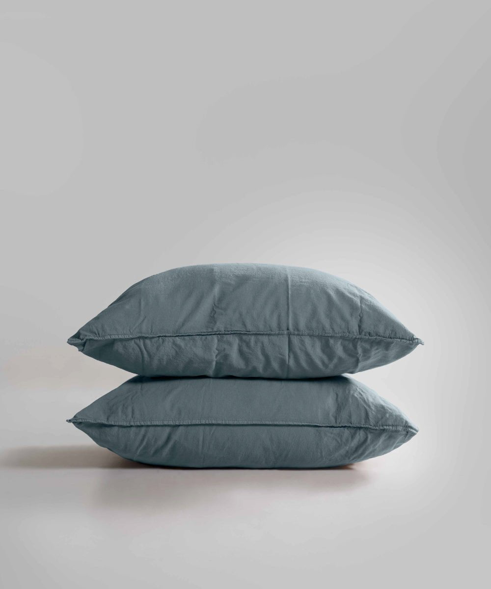 Fresh and calming med blue pillowcases made from breathable 100% cotton. Stonewashed for extra softness and a relaxed finish. Set of 2 (50x75 cm).