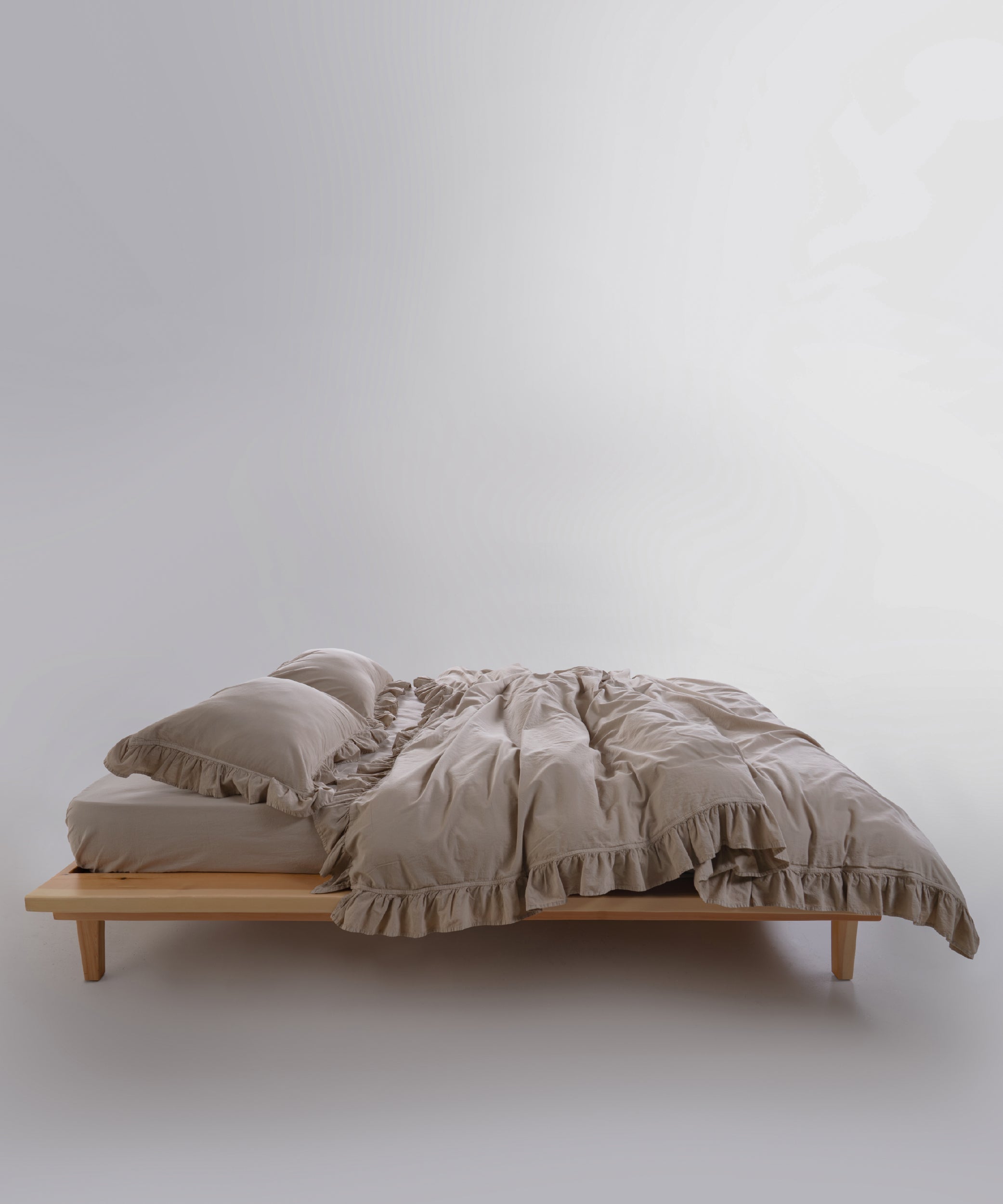 Stonewashed beige cotton pillowcases with envelope flap closure and ruffled edges, 50x75 cm