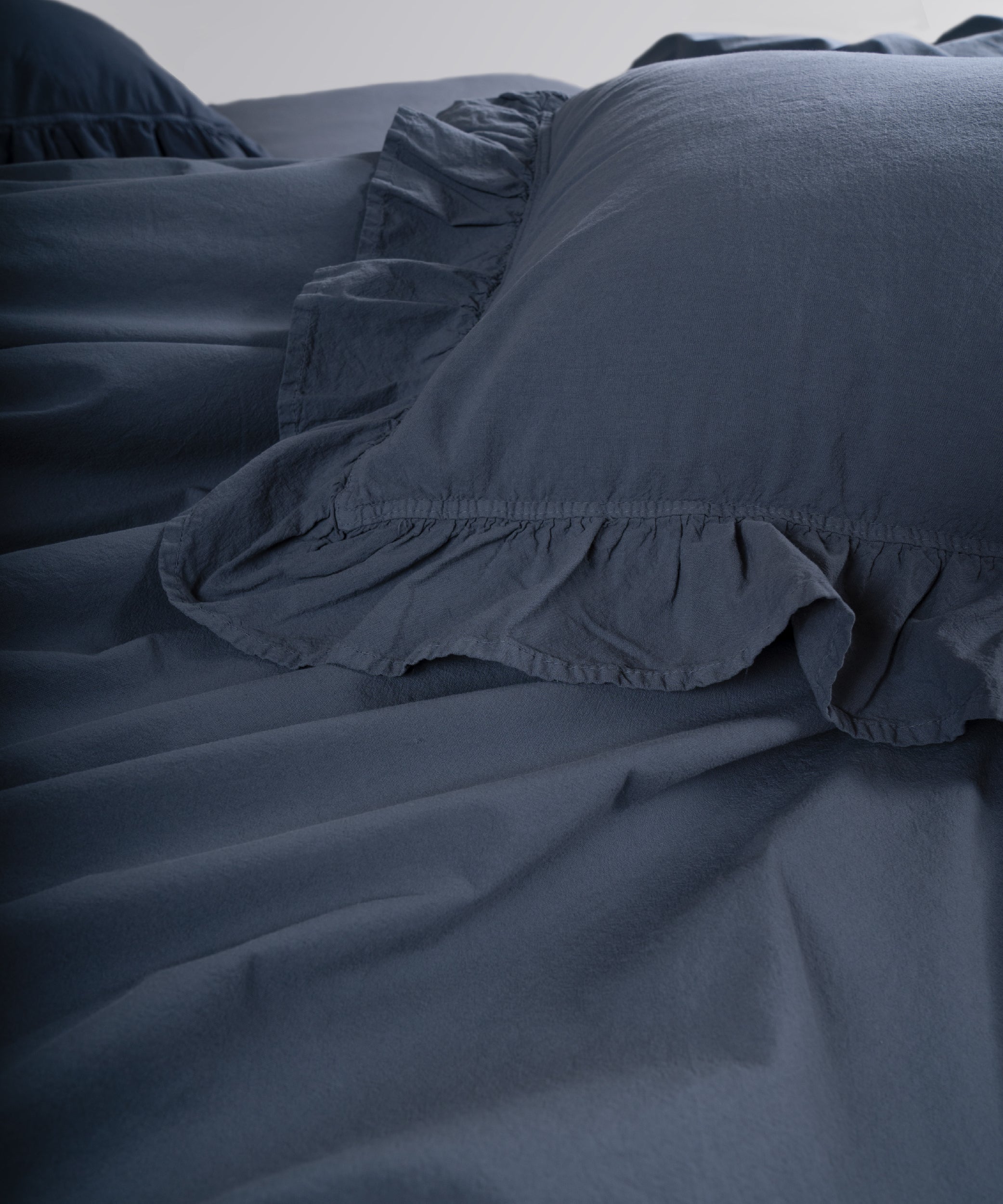 Castle Rock anthracite cotton pillowcase with ruffle detail and envelope closure