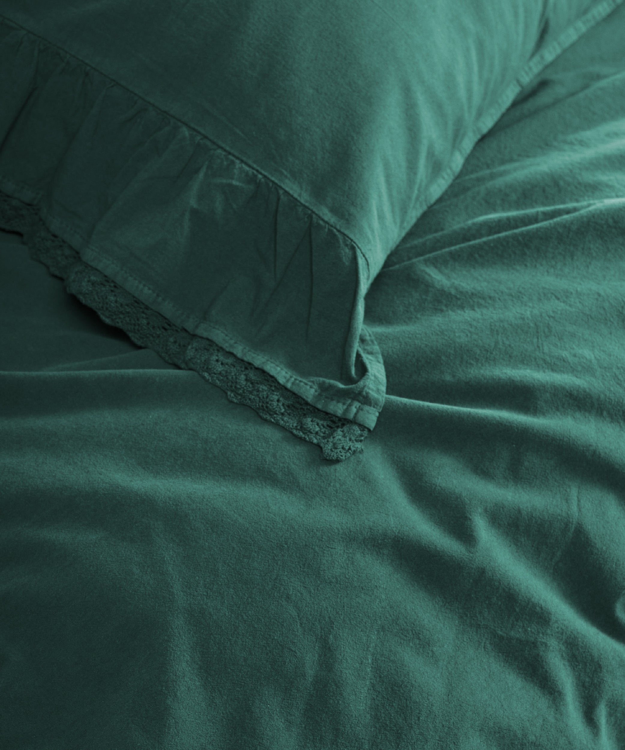 Dark green 100% cotton duvet cover set with a soft stonewashed texture for a stylish, relaxing and comfortable bedroom.