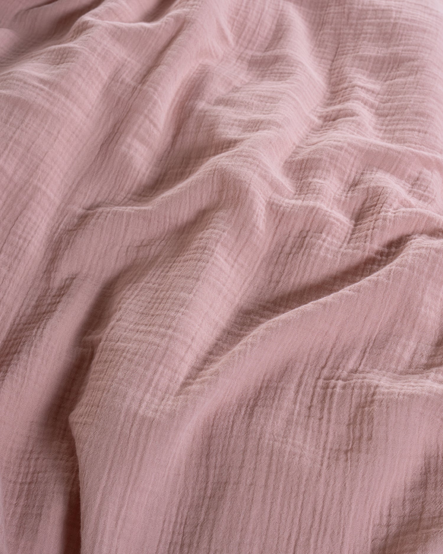 Macro close-up of 100% natural cotton muslin gauze fabric texture in the Esse duvet cover set – Limasso London