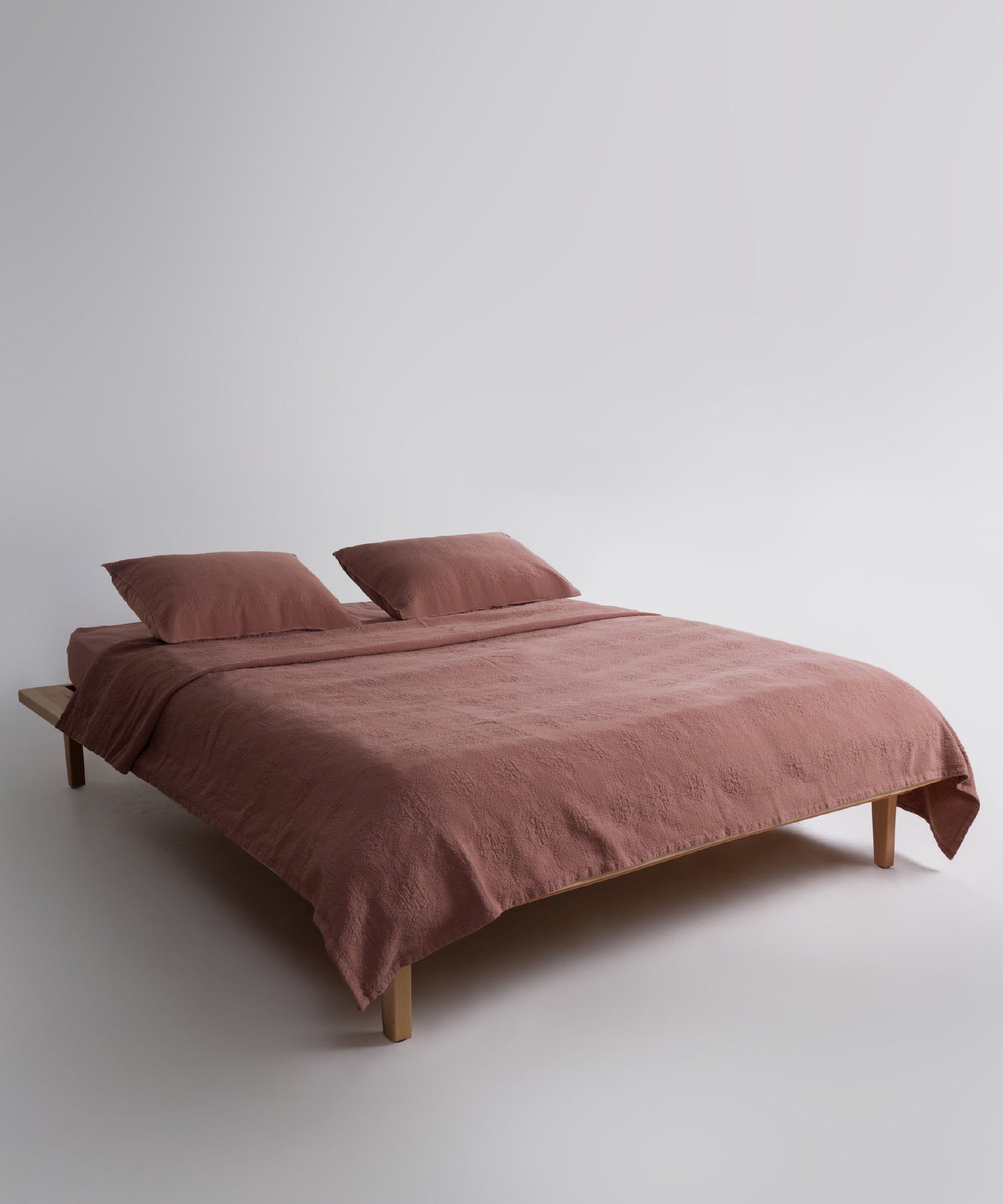 Stonewashed Cotton Bedspread in Commercer – Soft &amp; Breathable