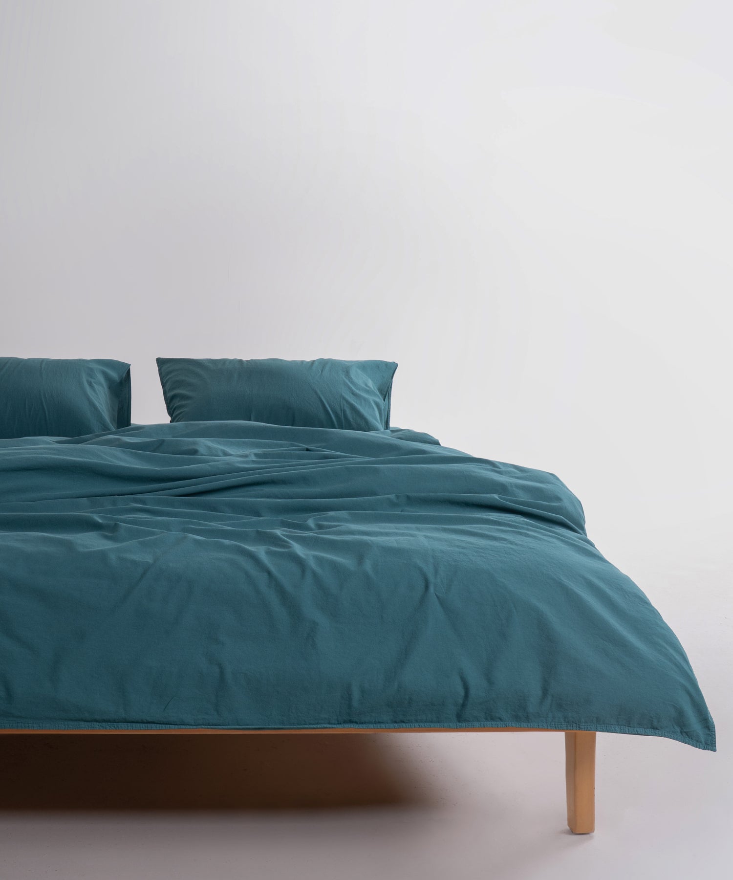 Stonewashed 100% cotton duvet cover set in dark green, creating a calm and natural bedroom look