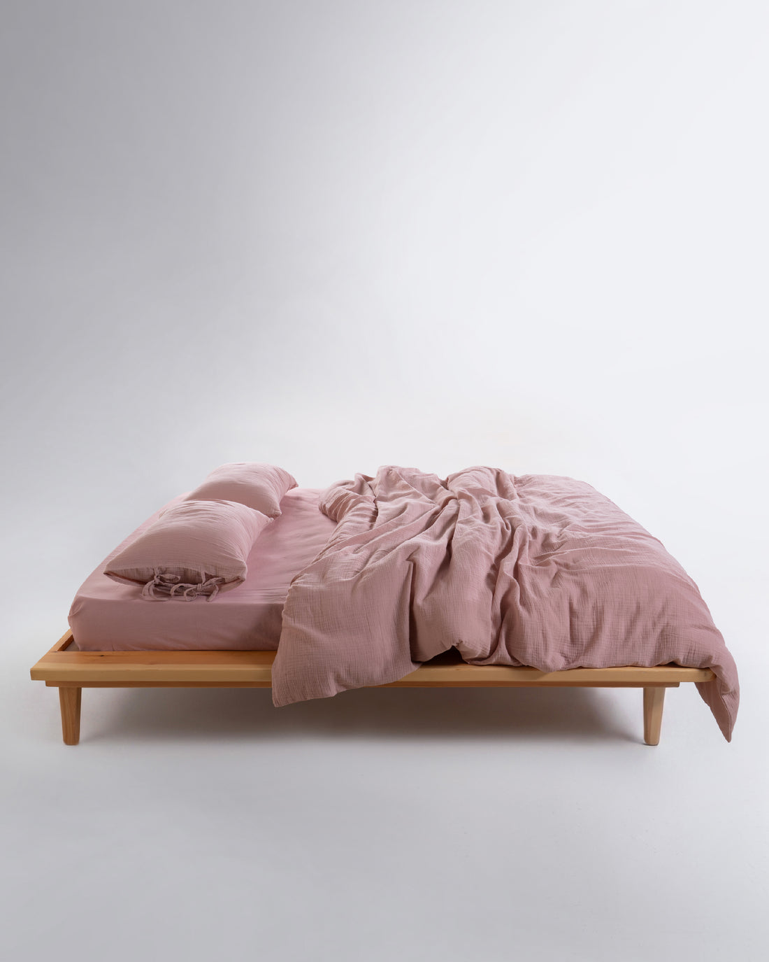 Side view of Esse Old Rose muslin cotton duvet cover set showing crinkle texture and natural drape – Limasso London