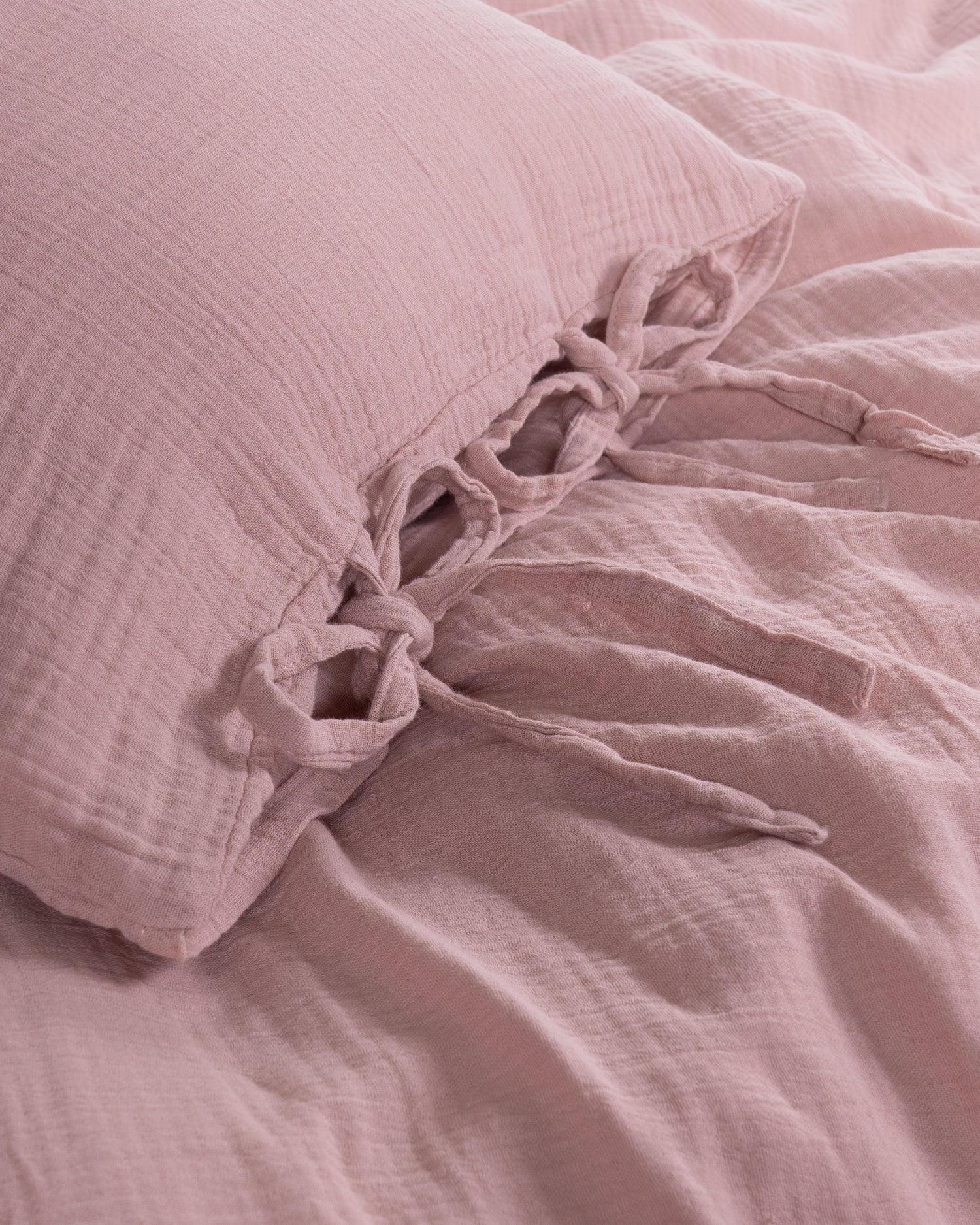 Close-up of tie detail and envelope closure on Esse Old Rose muslin pillowcase – Limasso London