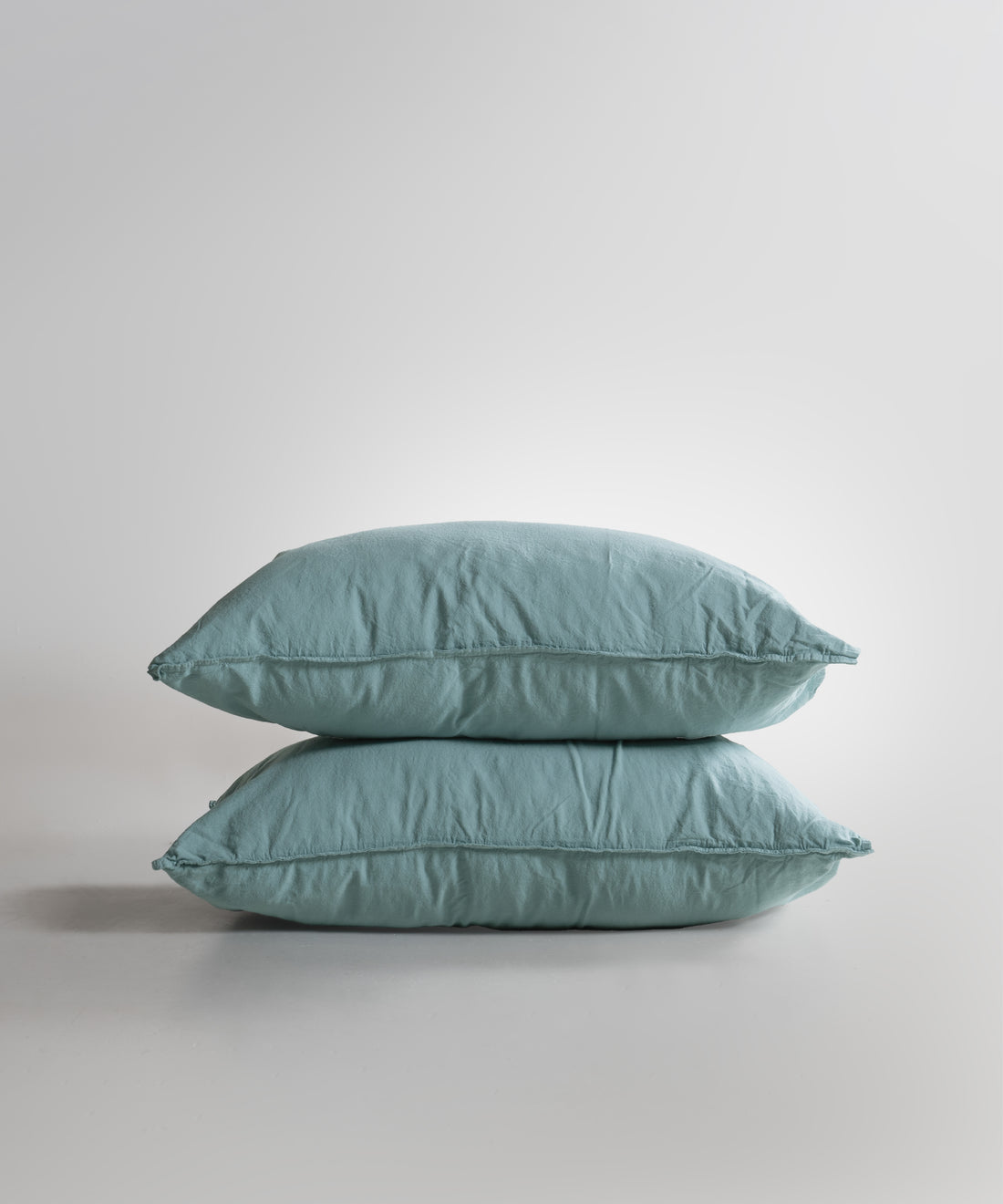 Stonewashed finish for extra softness. Mineral Blue 100% cotton pillowcase set, 50x75cm (2 pieces). Ideal for breathable, everyday luxury bedding.
