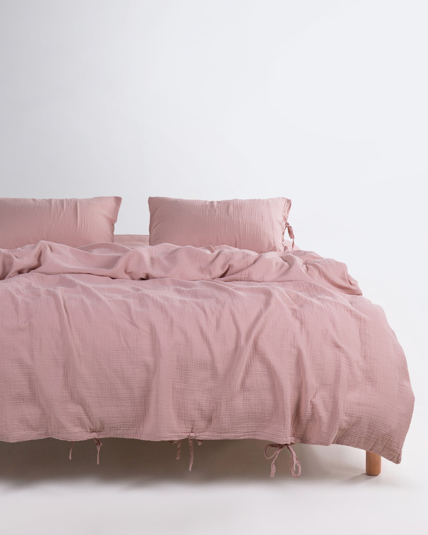 Esse Old Rose 100% cotton muslin gauze duvet cover set on a double bed with matching pillowcases – Limasso London
