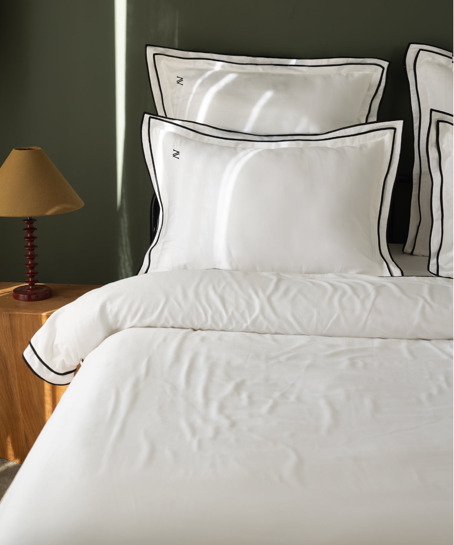 White cotton sateen Oxford pillowcase with elegant contrast piping and envelope closure