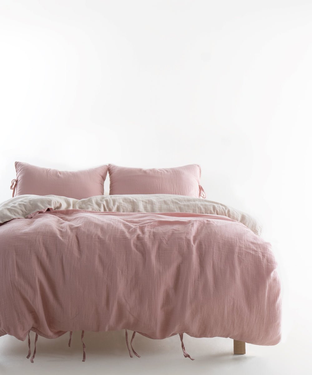 Esse Reversible Muslin Duvet Cover Set Oxfordtan/Pristine on a double bed with tie-closure pillowcases – Limasso London
