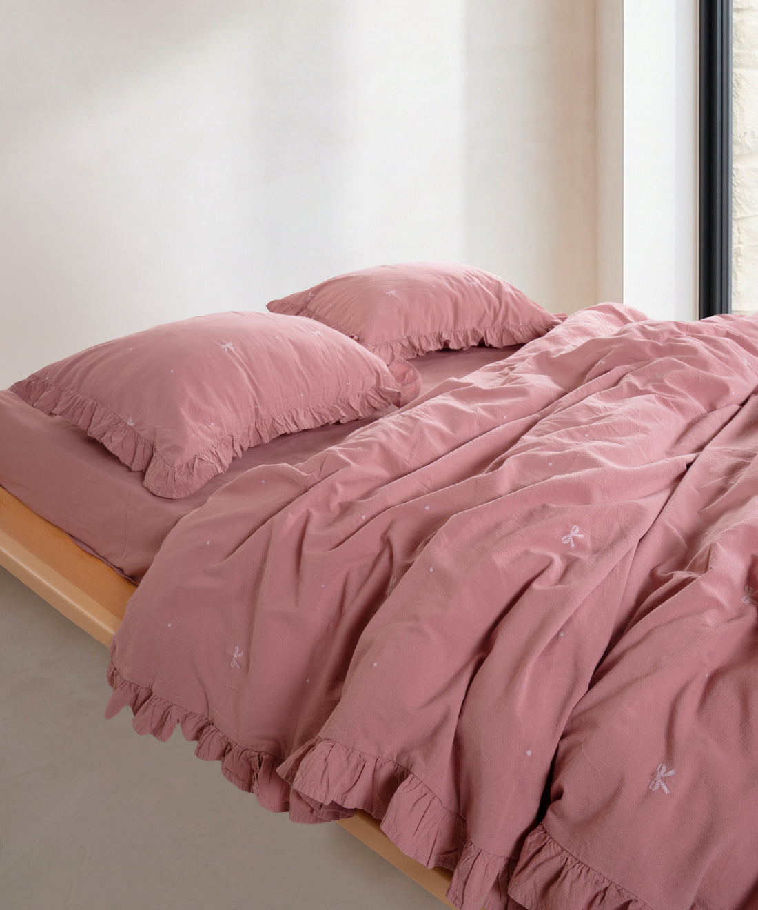 Stonewashed old rose cotton duvet cover set with jacquard ribbon and ruffled edge detail – Limasso London