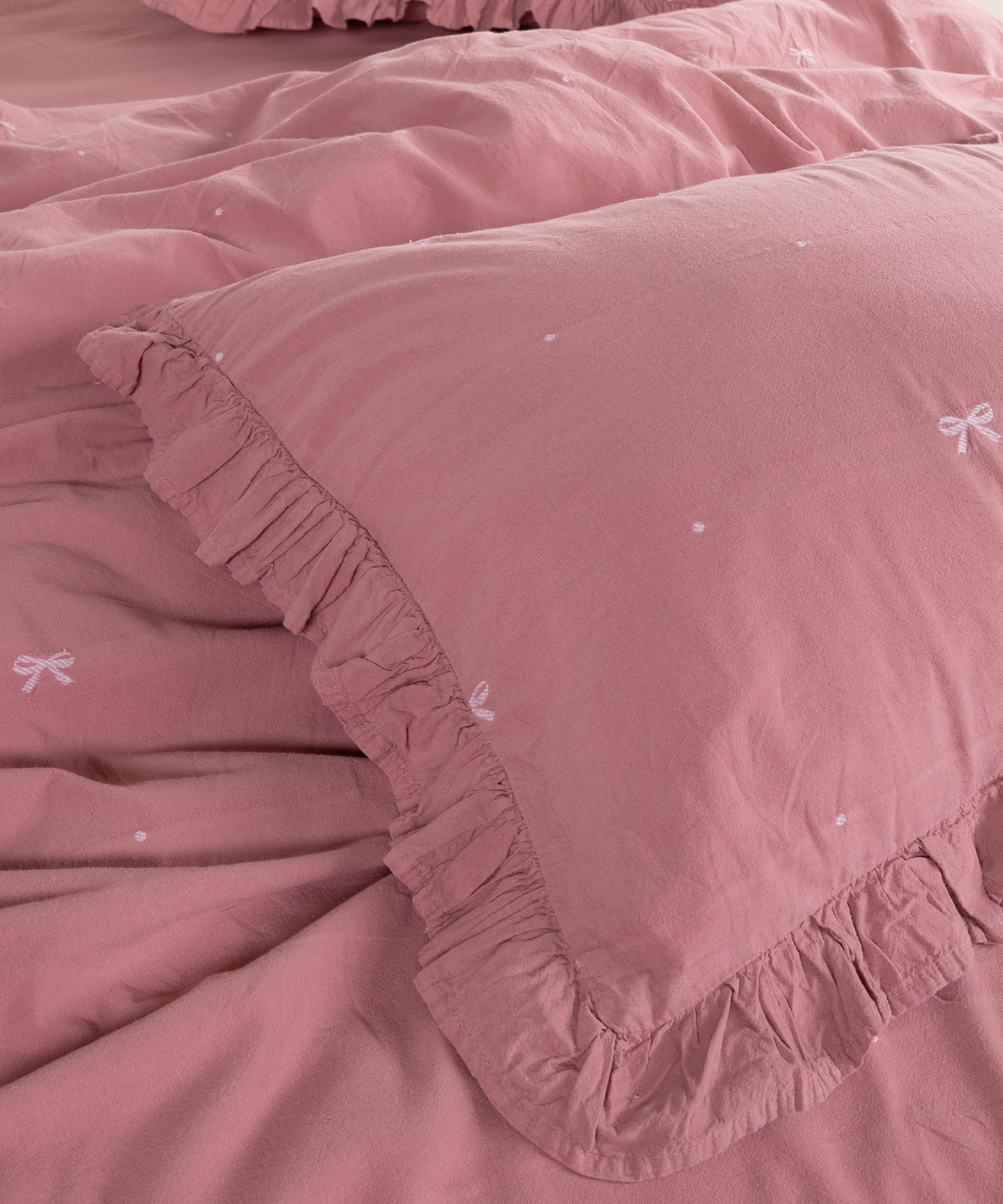 Envelope closure pillowcase in old rose stonewashed cotton with ribbon weave – Limasso London