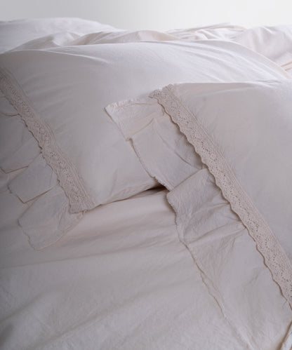 Stonewashed cotton pillowcase in natural cream with ruffled edges on all sides. Soft, breathable and gentle on the skin, perfect for a relaxed and cosy sleep experience.
