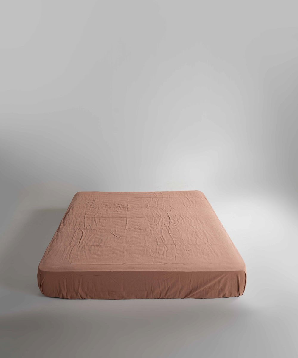 Close-up view of the Limasso stonewashed fitted sheet in Commercer, made from 100% natural cotton with a relaxed texture and premium finish for everyday comfort.