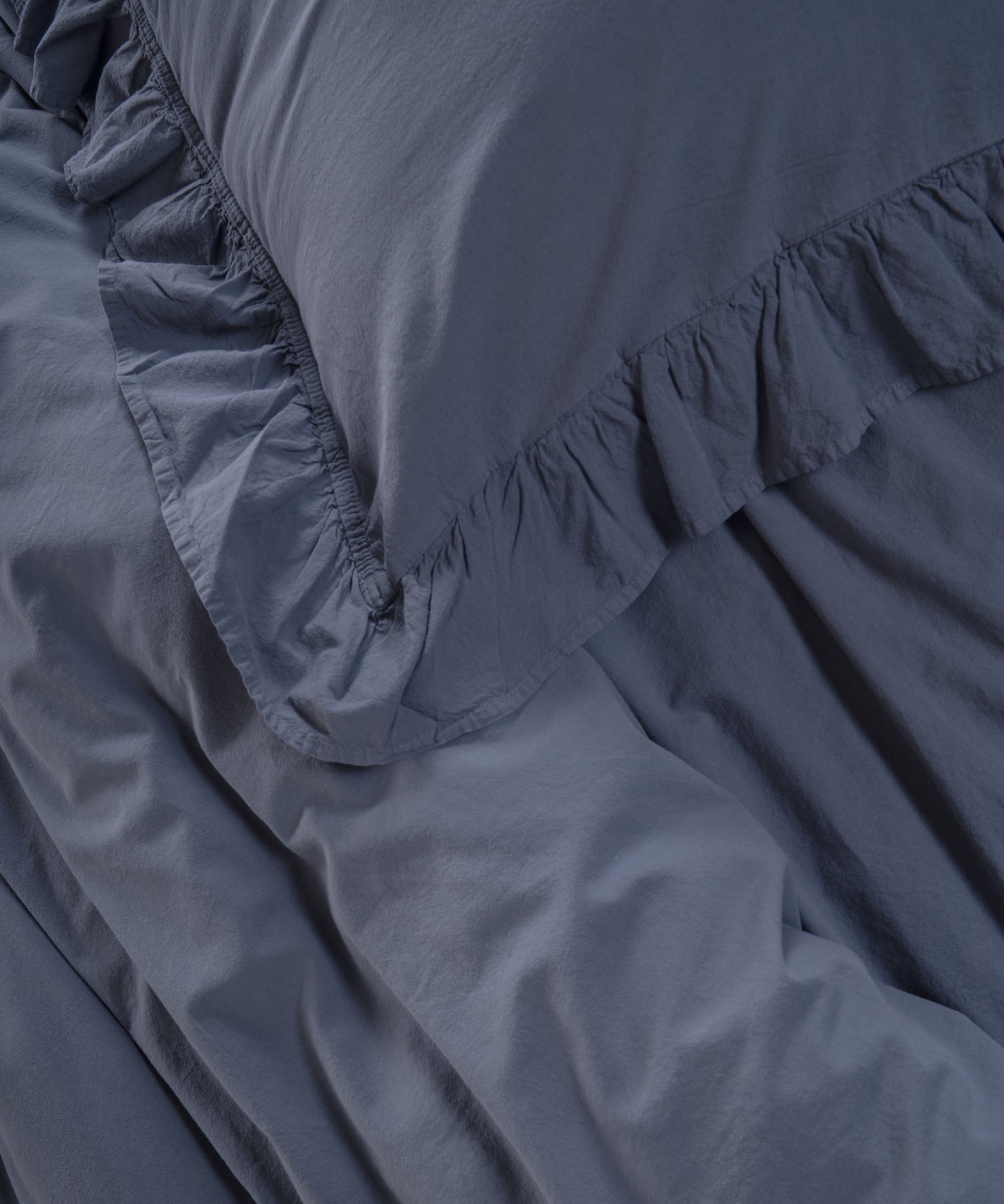 Stonewashed 100% cotton pillowcases in natural grey with ruffled edges, set of two, 50x75cm, soft and breathable