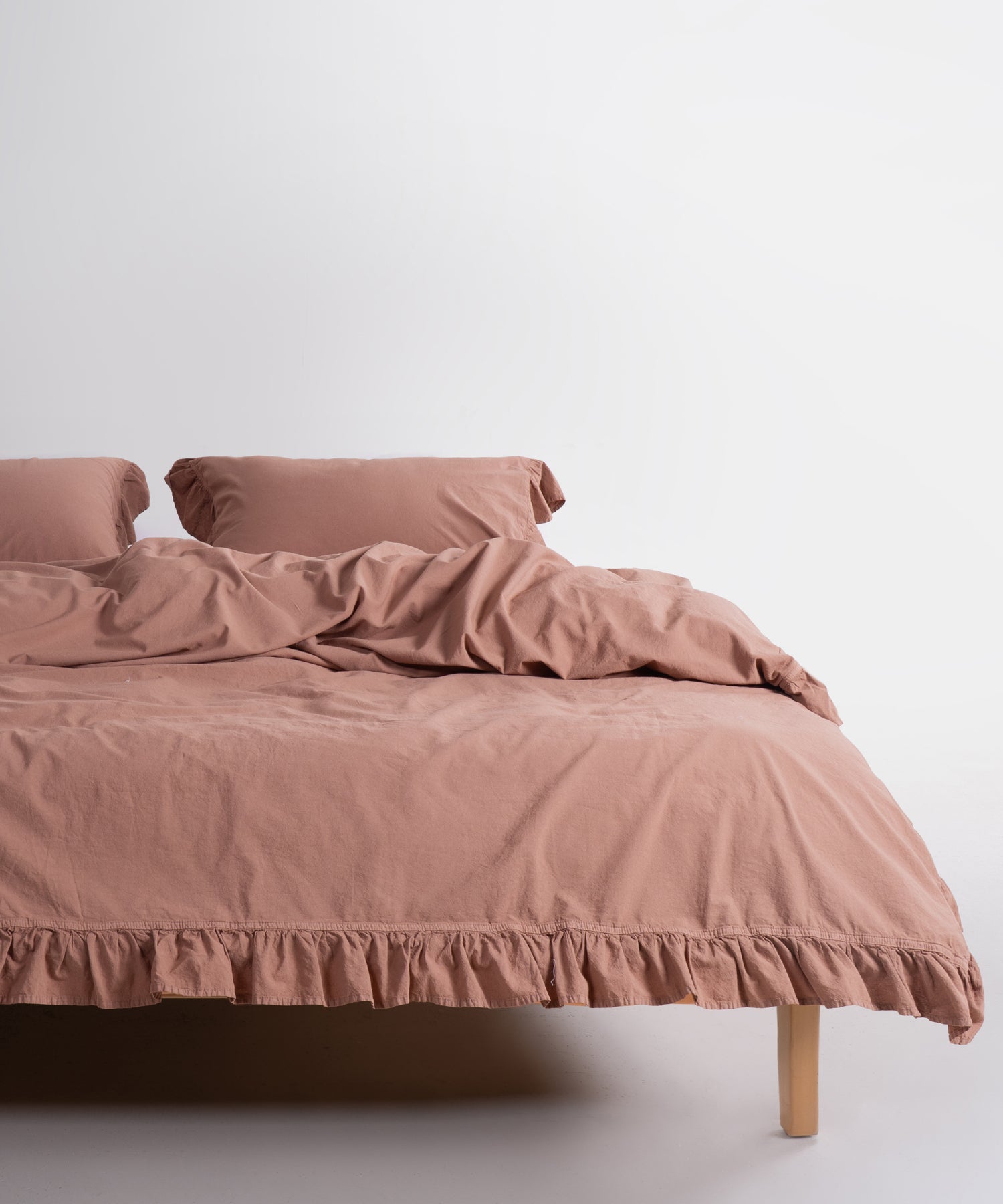 Luxury stonewashed cotton duvet cover set in Commercer with ruffled edges, soft breathable brown bedding set for UK bedrooms