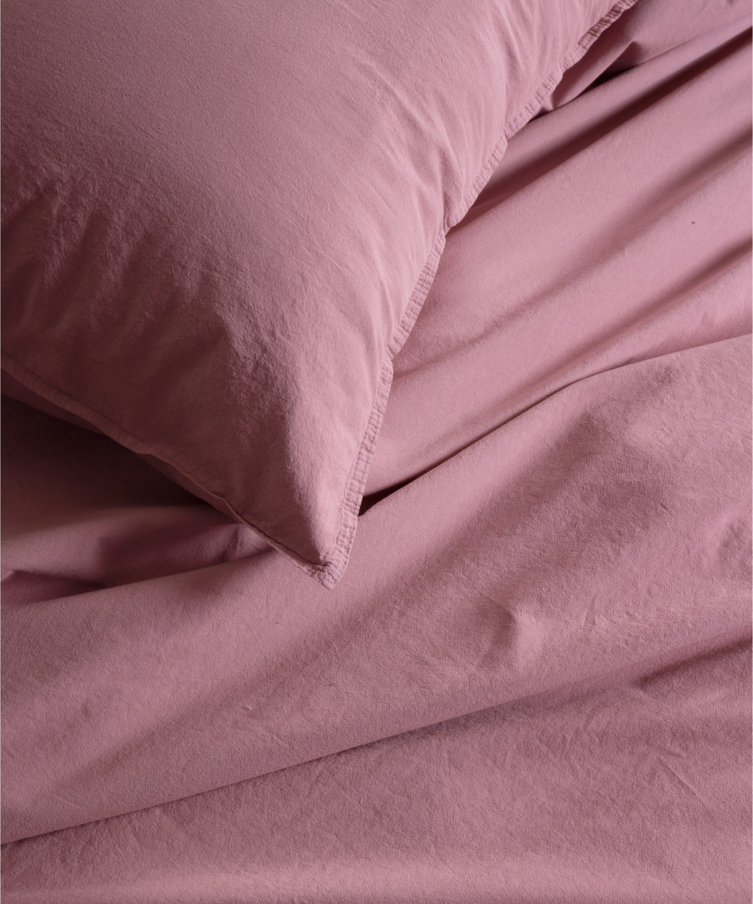 Stonewashed 100% cotton pillowcase set in Old Rose 50x75cm with envelope closure and soft breathable fabric
