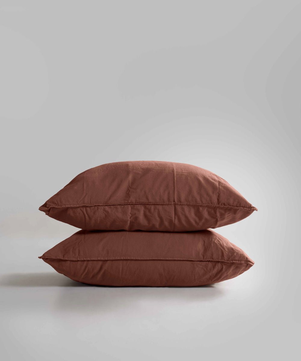 Two-piece stonewashed 100% cotton pillowcase set in Autumn colour (50x75cm). Soft, breathable and durable with double-needle stitching and envelope flap closure – ideal for everyday comfort and a cosy bedroom look.