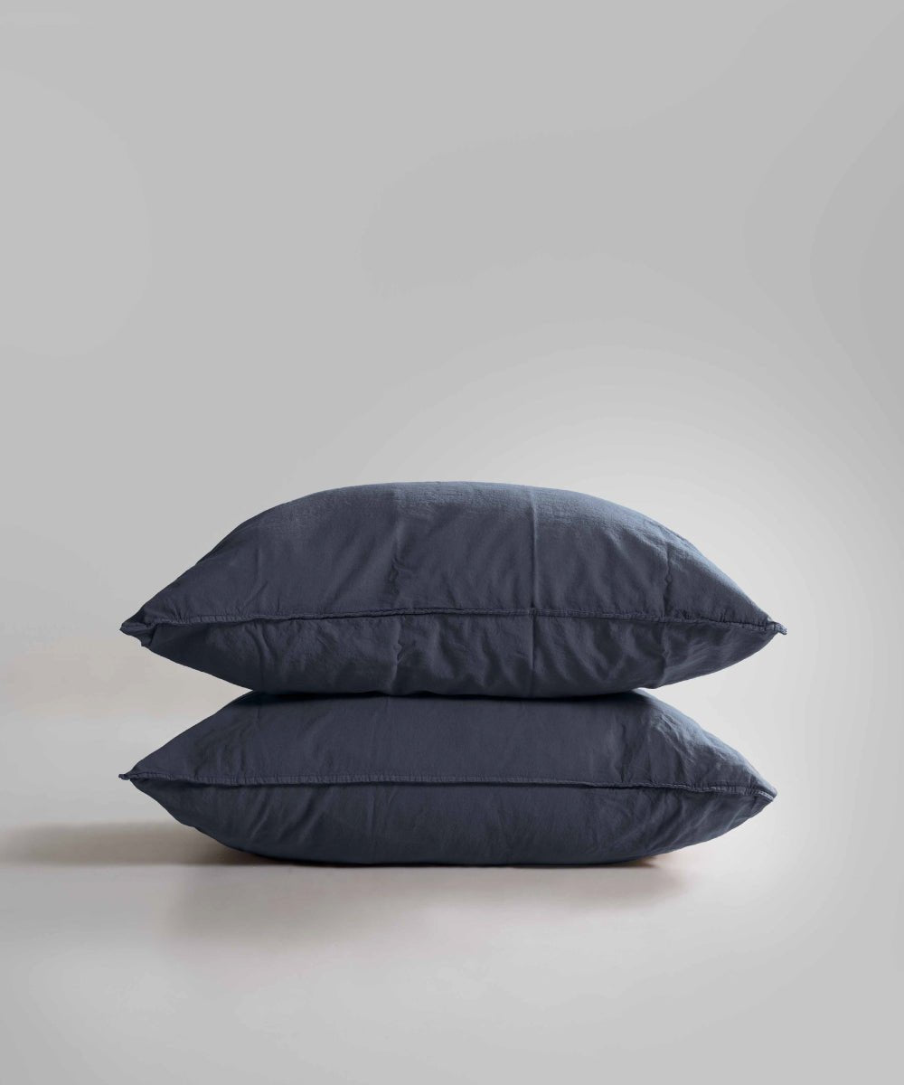Two-piece stonewashed 100% cotton pillowcase set in Castle Rock colour (50x75cm). Soft, breathable and durable with double-needle stitching and envelope flap closure – perfect for everyday comfort and a calm, modern bedroom look.