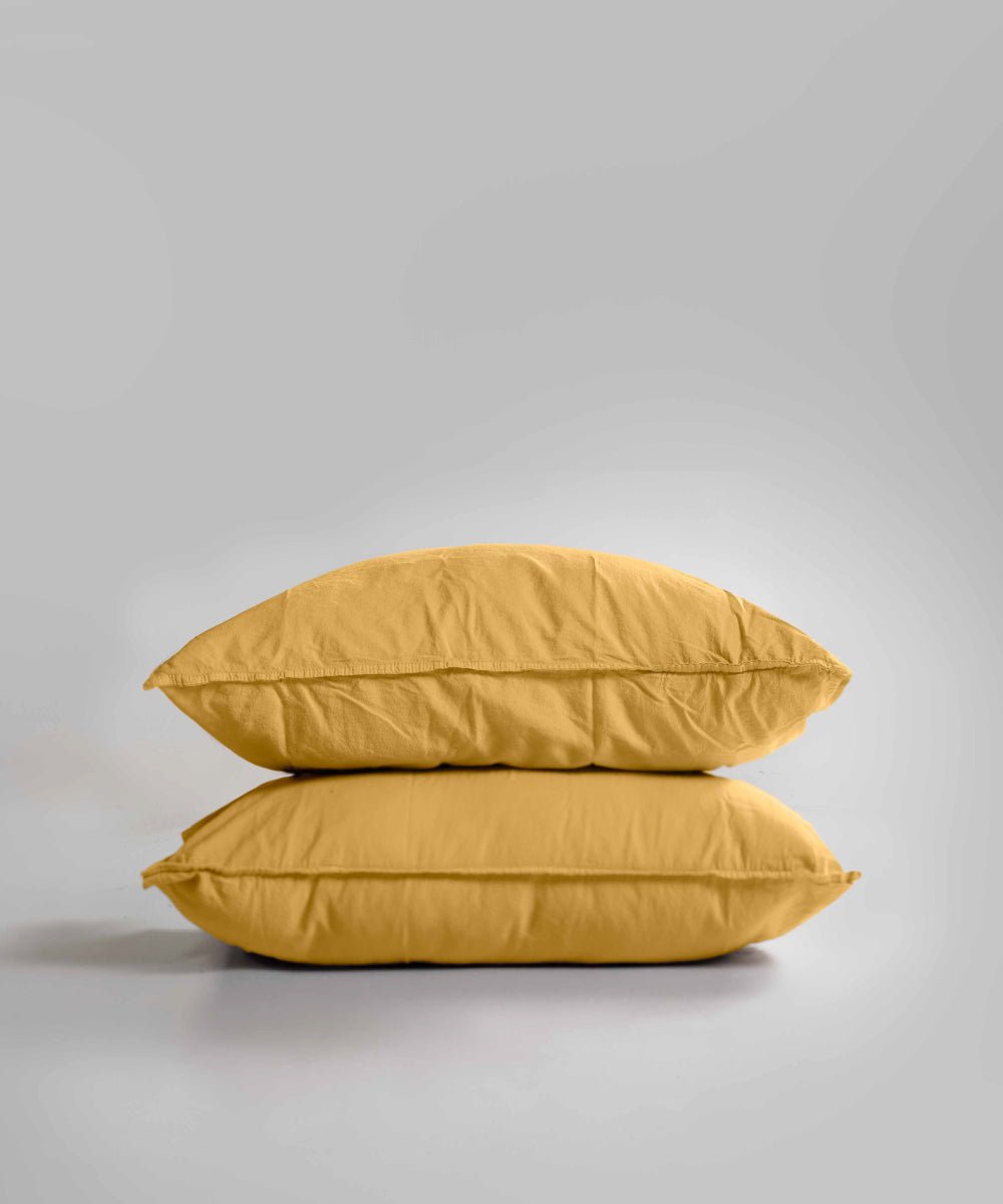 Brighten your bedroom with our Lemonade stonewashed 100% cotton pillowcase set. Soft, breathable and durable with a relaxed finish, double-needle stitching and envelope flap closure. Includes 2 pillowcases (50x75cm) – perfect for everyday comfort.
