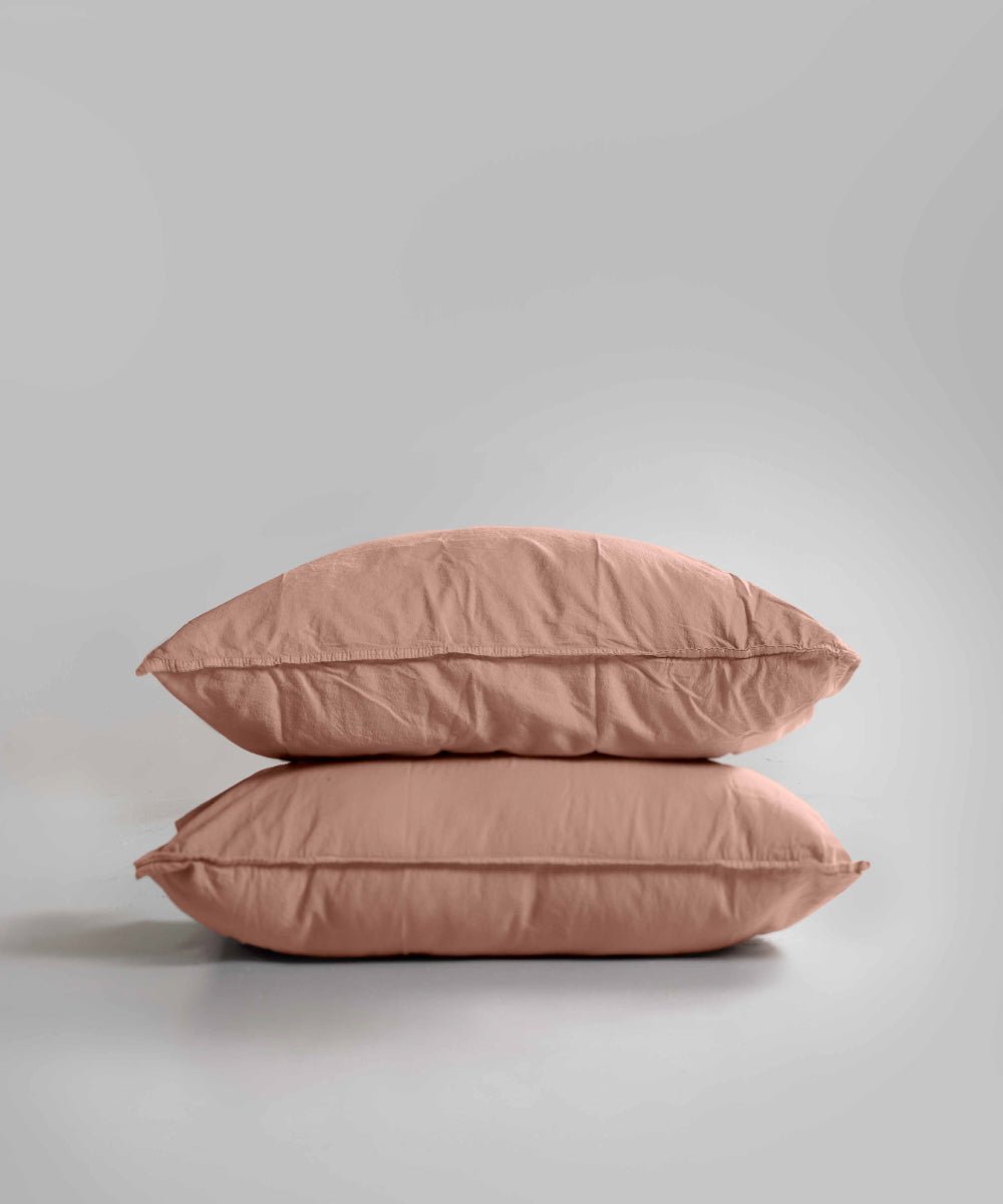 Two-piece stonewashed 100% cotton pillowcase set in Cameo Brown. Soft, breathable and durable with a relaxed finish. Size: 50x75 cm (2 pack).