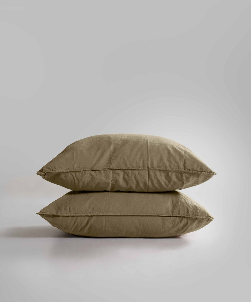 Refresh your bedding with our stonewashed 100% cotton pillowcase set in Med Blue. Soft, breathable and durable for everyday comfort. Size: 50x75 cm (2 pieces).