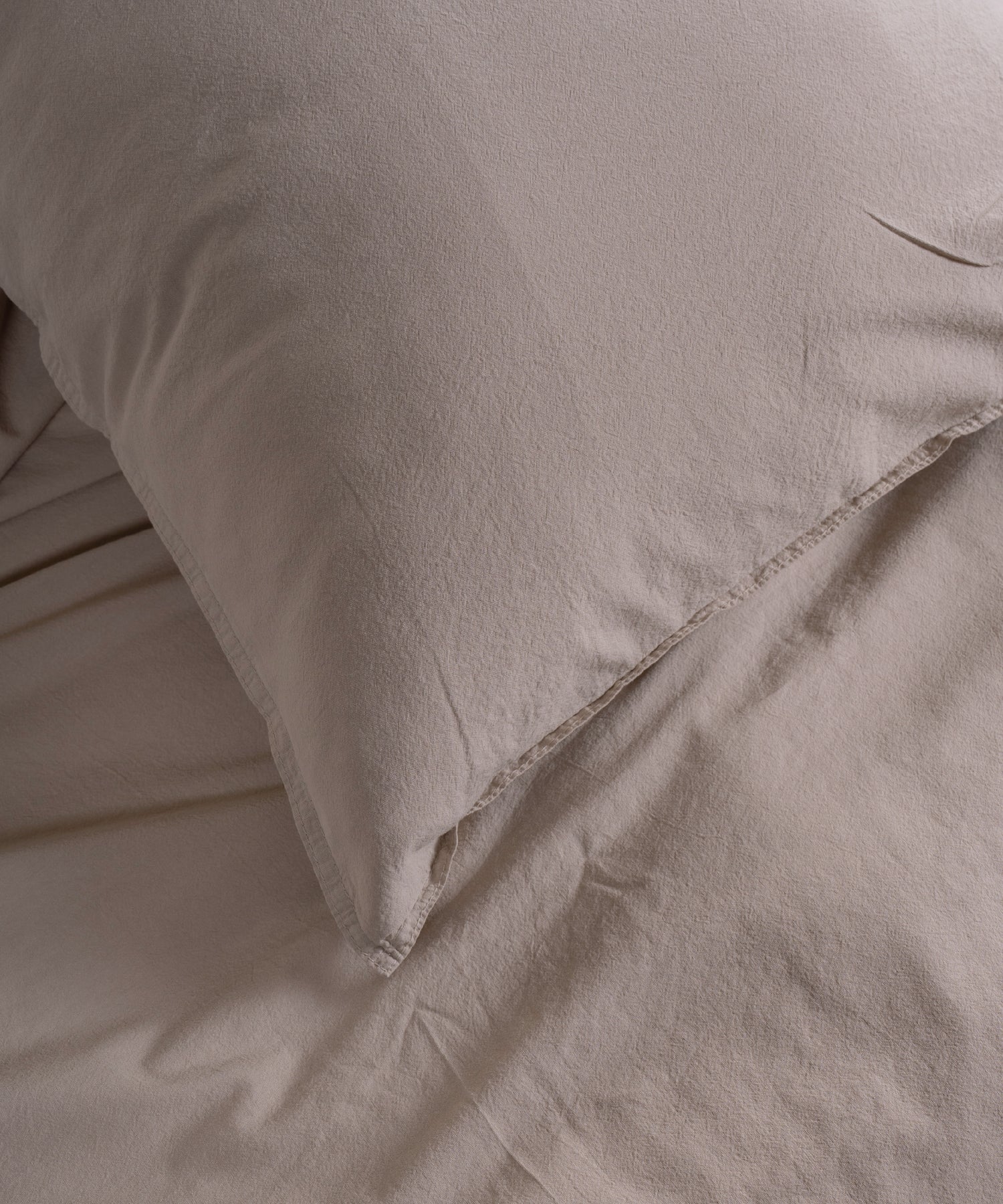 Stonewashed cotton pillowcase pair in oxfordtan beige, 50x75 cm, envelope closure