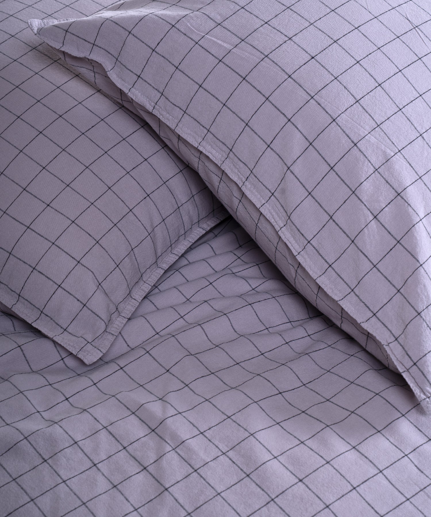 Close-up of the stonewashed 100% cotton fabric, showing its naturally soft feel and gently lived-in texture in Natural Violet.