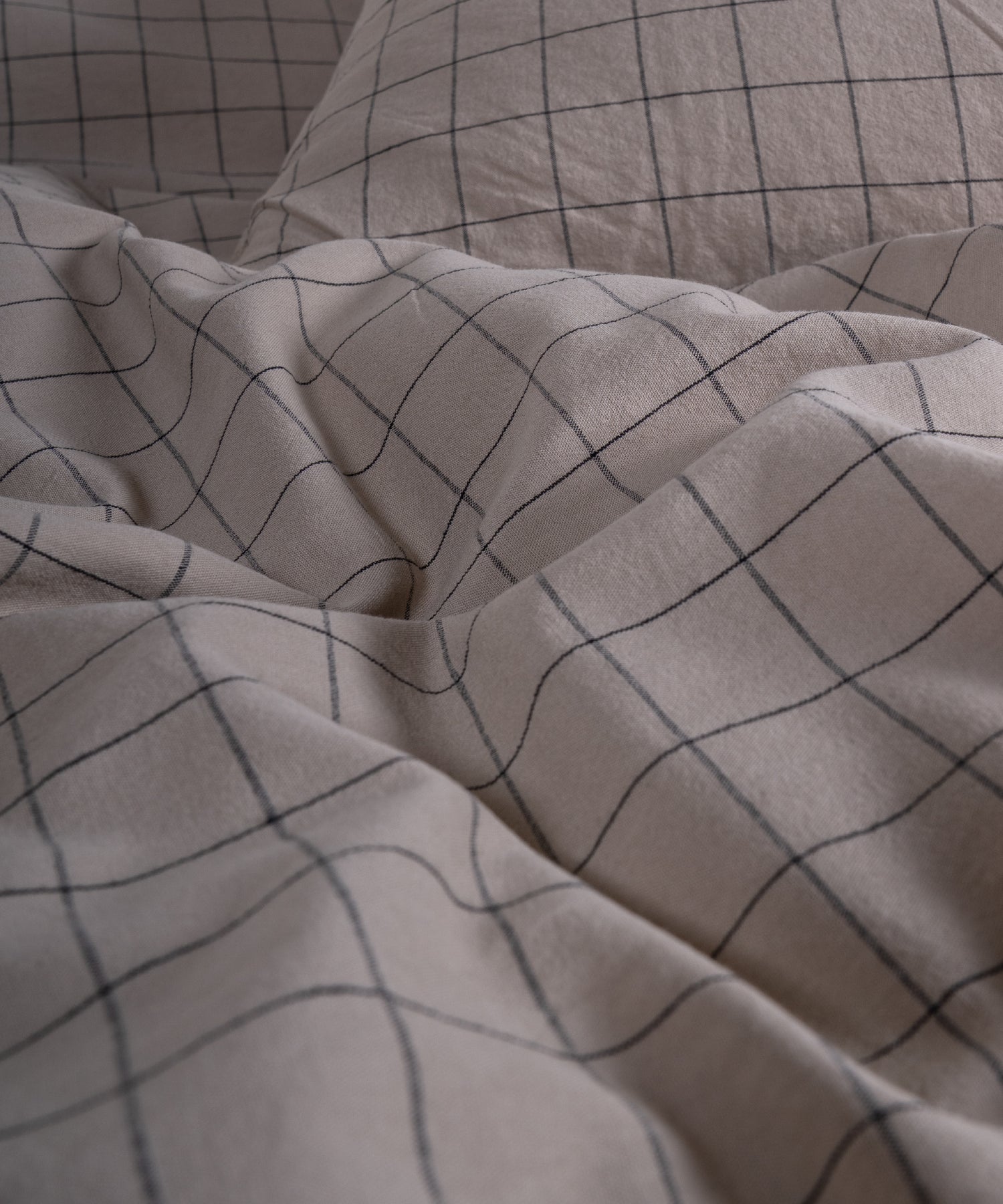 Close-up of the stonewashed 100% cotton fabric, showing its naturally soft feel and gently lived-in texture in Oxford Tan.