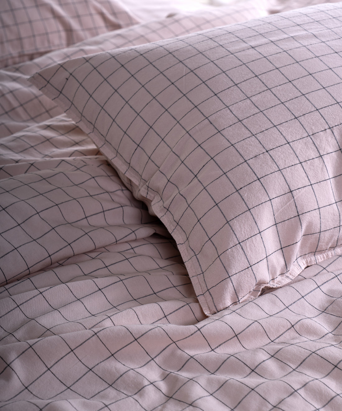 Close-up of the stonewashed 100% cotton fabric, showing its naturally soft feel and gently lived-in texture in Pristine.