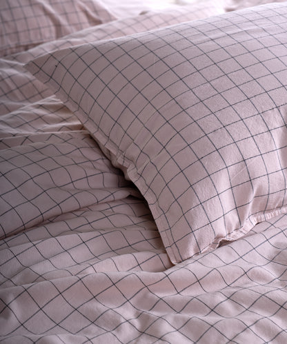 Close-up of the stonewashed 100% cotton fabric, showing its naturally soft feel and gently lived-in texture in Pristine.