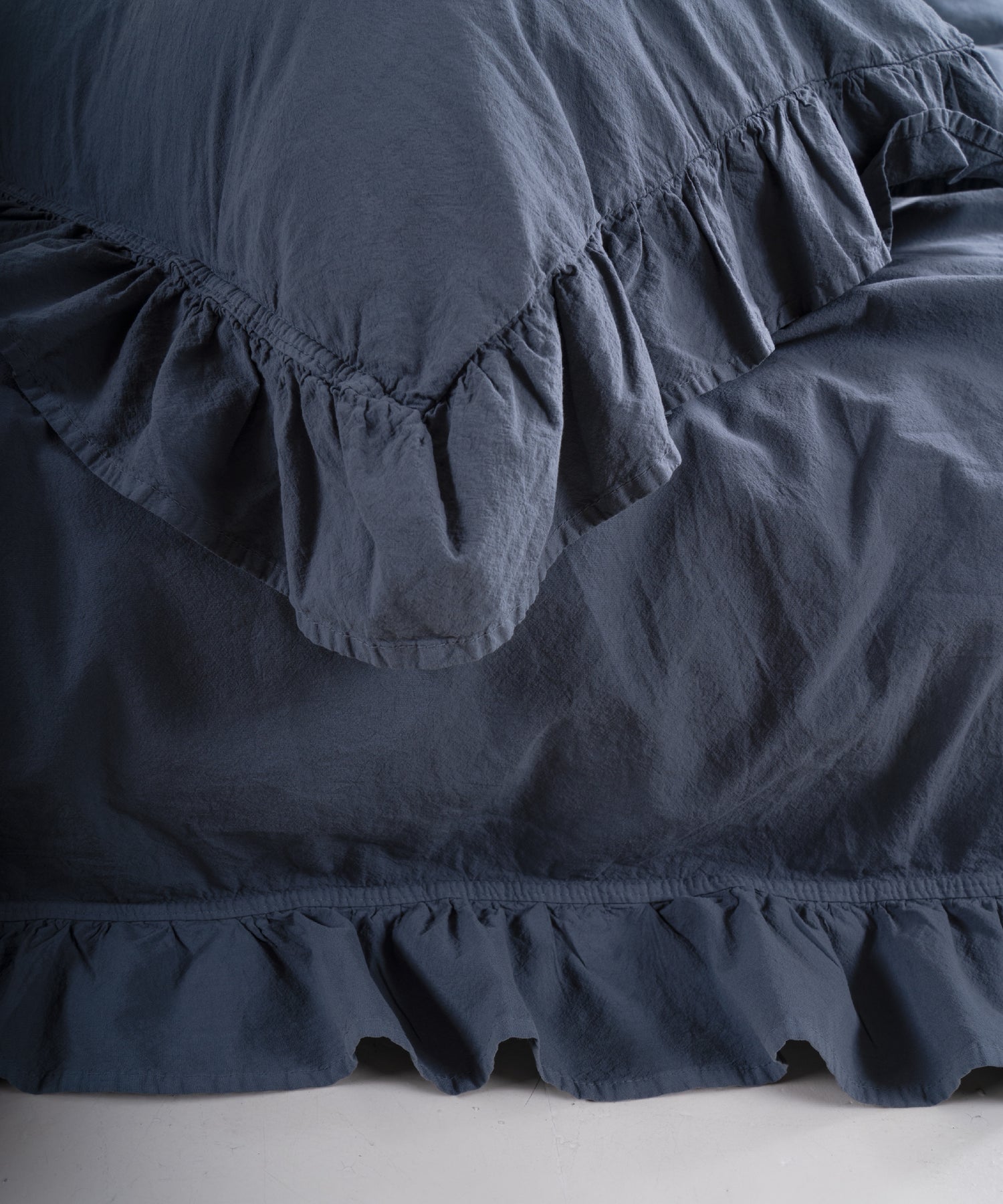 Castle Rock anthracite cotton pillowcase with ruffle detail and envelope closure
