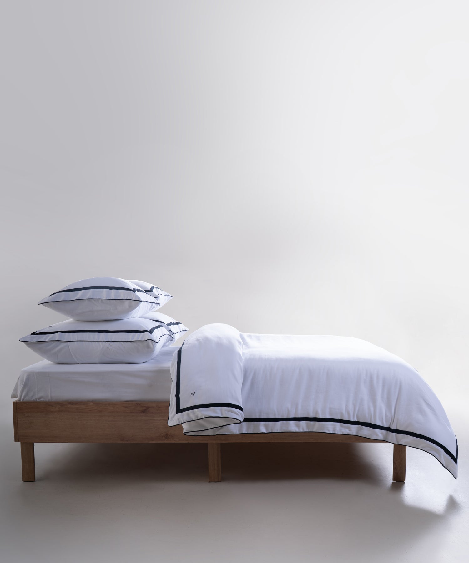 Limasso 100% Cotton Sateen Duvet Cover Set with Oxford Border &amp; Double Piping – Hotel Luxury Bedding – White