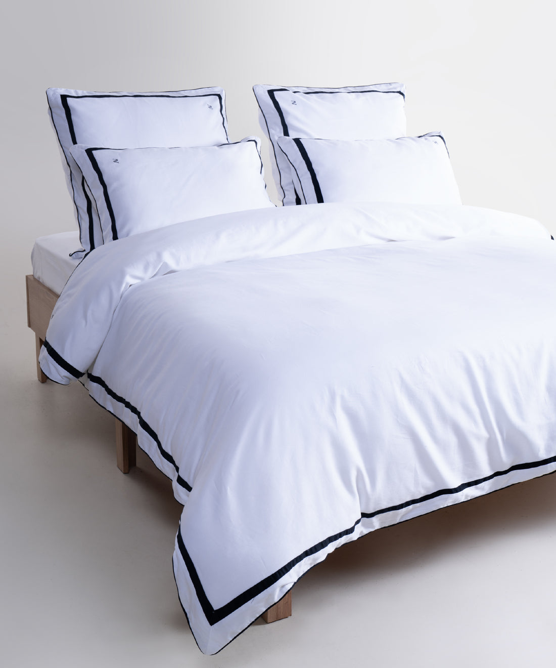 Limasso 100% Cotton Sateen Duvet Cover Set with Oxford Border &amp; Double Piping – Hotel Luxury Bedding – White