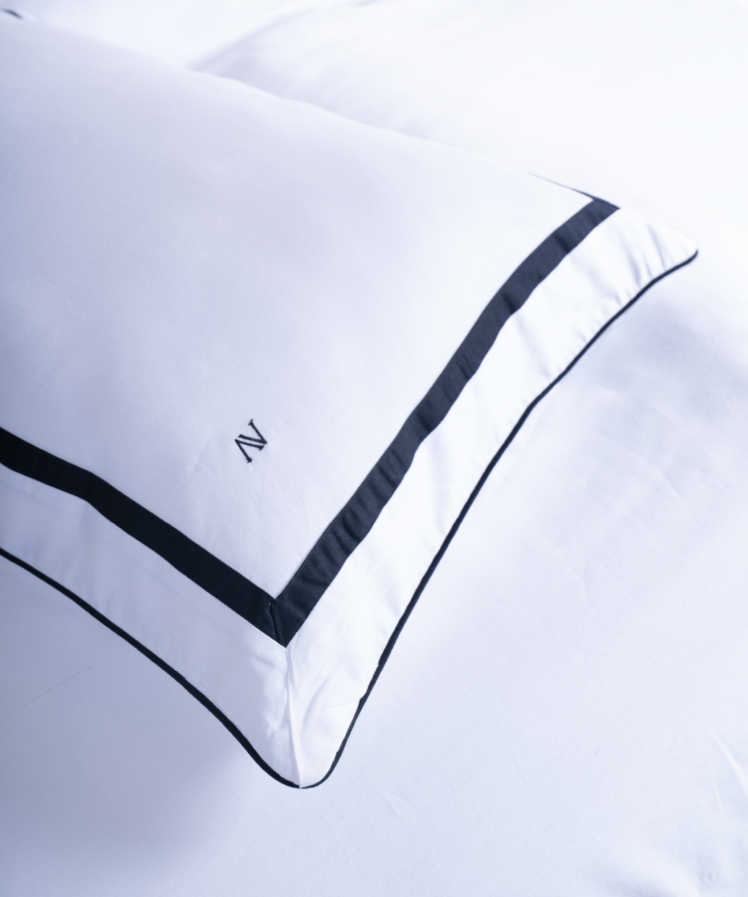 Limasso 100% Cotton Sateen Duvet Cover Set with Oxford Border &amp; Double Piping – Hotel Luxury Bedding – White