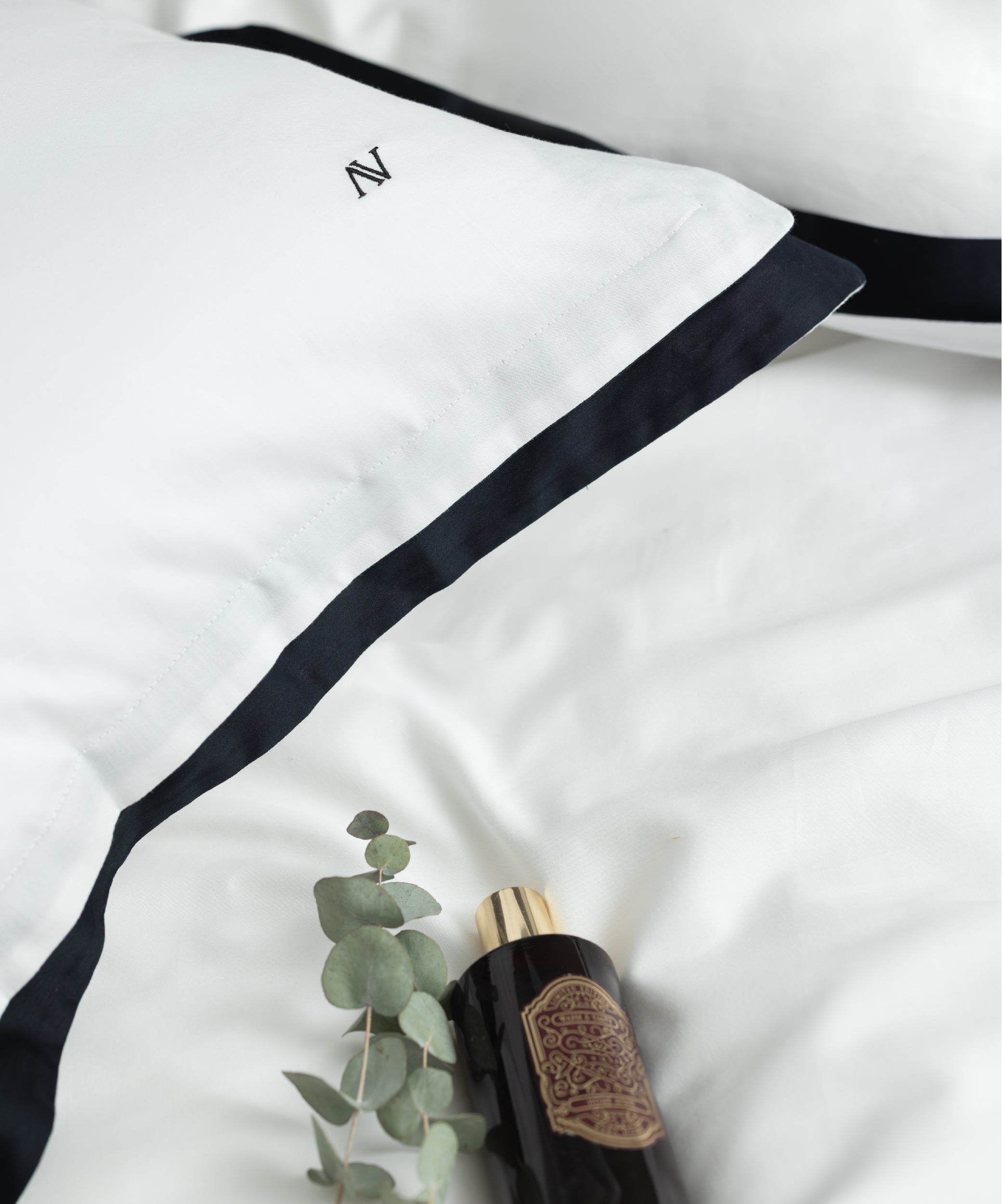 Luxury 100% Cotton Sateen Double Oxford Duvet Cover Set with Black Border | Hotel Collection Bedding
