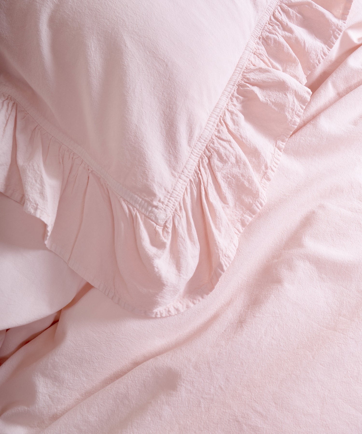 Close-up of Stonewashed Exclusive Ruffled Cotton Duvet Cover Pristine showing corner ruffle trim detail – Limasso London