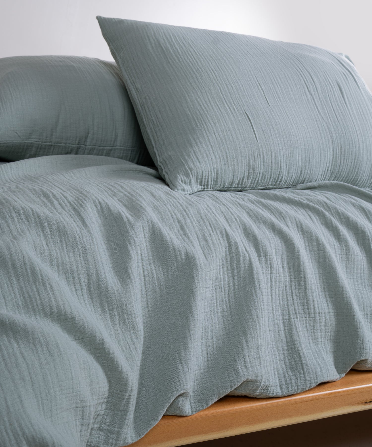 Cloud 100% Natural Cotton Gauze-Muslin Duvet Cover Set Ocean on a wooden platform bed – Limasso London