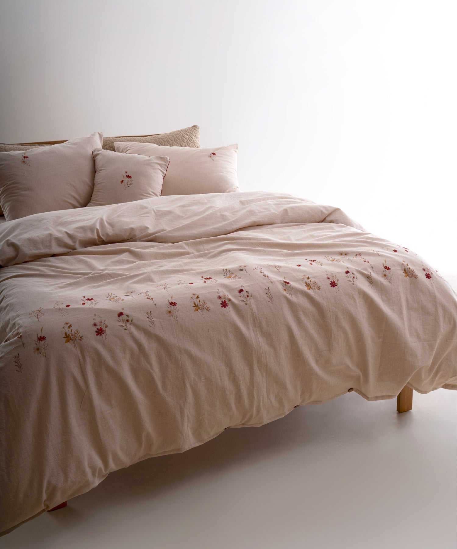 Garmentwashed Brise Printanière Cotton Duvet Cover Set showing wildflower print and button closure pillowcase – Limasso